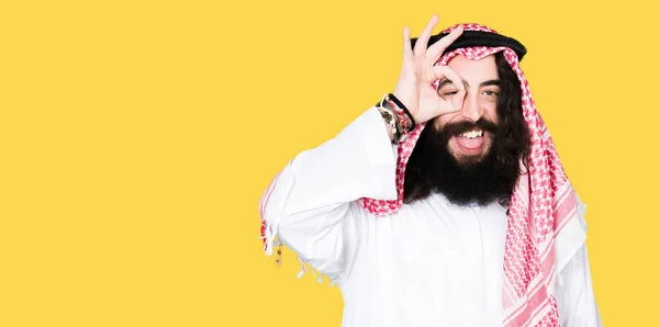 Аравійська Ділова Людина Довгим Волоссям Носять Традиційні Keffiyeh Шарф Роблячи — стокове фото