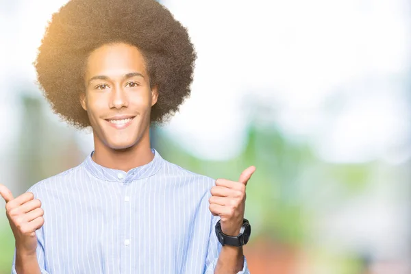 Unga Afroamerikanska Man Med Afrohår Framgång Skylt Gör Positiv Gest — Stockfoto