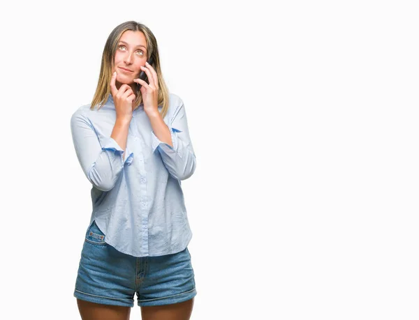 Mooie Jongedame Praten Smartphone Geïsoleerde Achtergrond Ernstige Gezicht Denken Vraag — Stockfoto