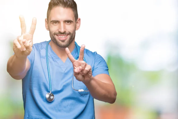 Yakışıklı Genç Doktor Cerrah Adamın Parmaklarını Zafer Işareti Yaparken Gösterilen — Stok fotoğraf