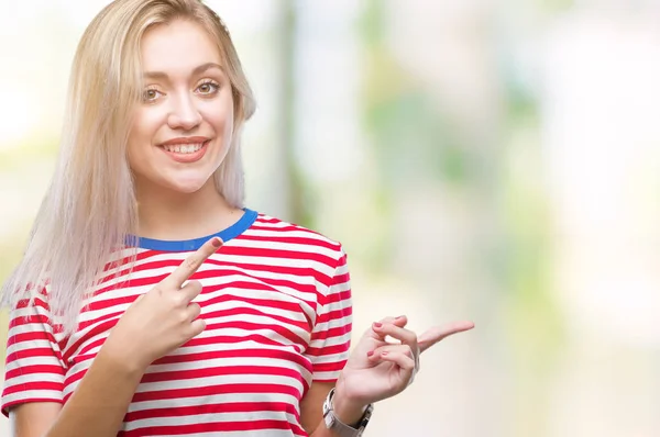 Mladá Blond Žena Izolované Pozadí Úsměvem Při Pohledu Fotoaparát Oběma — Stock fotografie