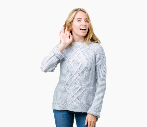 噂やゴシップに審理をリスニングの耳に手を浮かべて隔離された背景に冬のセーターを着ている美しい若い女性 難聴の概念 — ストック写真