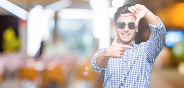 Giovane Bell Uomo Che Indossa Occhiali Sole Sfondo Isolato Sorridente — Foto Stock