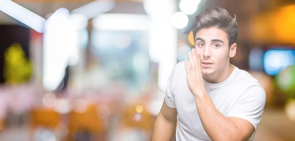 Jonge Knappe Man Dragen Witte Shirt Geïsoleerde Achtergrond Hand Mond — Stockfoto