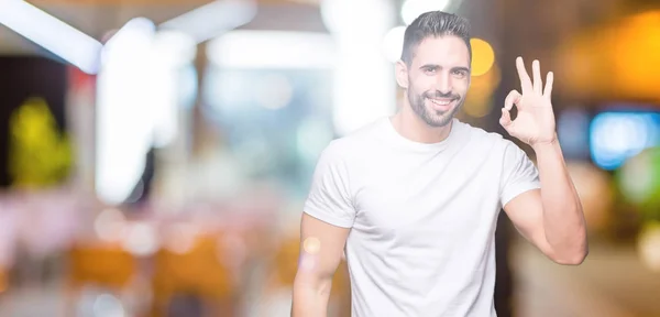 Hombre Joven Con Camiseta Blanca Casual Sobre Fondo Aislado Sonriendo —  Fotos de Stock