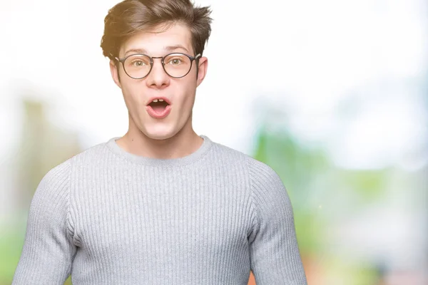 Joven Hombre Guapo Con Gafas Sobre Fondo Aislado Asustado Sorprendido —  Fotos de Stock