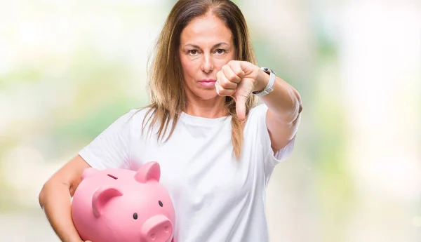 Mulher Hispânica Meia Idade Economizando Dinheiro Usando Mealheiro Sobre Fundo — Fotografia de Stock