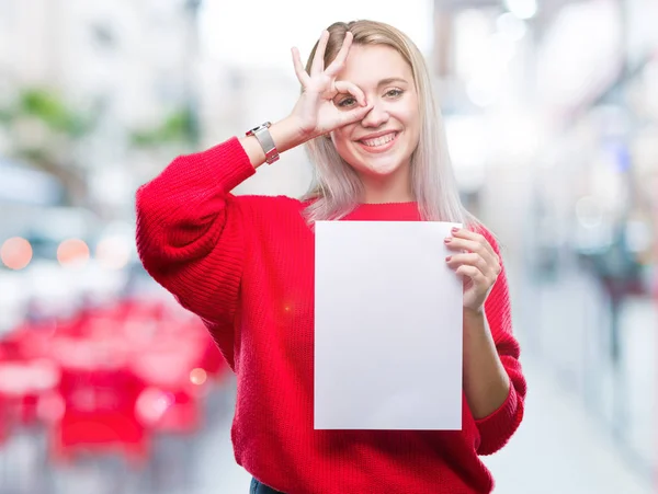 Junge Blonde Frau Hält Leeres Blatt Papier Über Isoliertem Hintergrund — Stockfoto