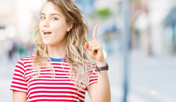 Bella Giovane Donna Bionda Sfondo Isolato Puntando Dito Verso Alto — Foto Stock