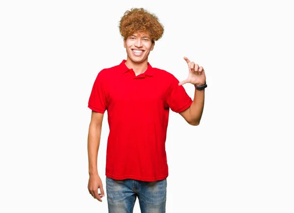 Homem Bonito Jovem Com Cabelo Afro Vestindo Camiseta Vermelha Sorrindo — Fotografia de Stock