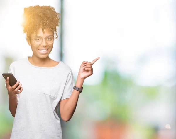 Jeune Femme Afro Américaine Utilisant Smartphone Sur Fond Isolé Très — Photo