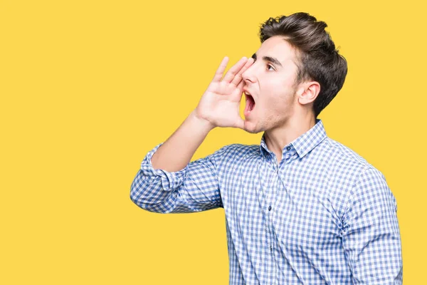 Joven Hombre Negocios Guapo Sobre Fondo Aislado Gritando Gritando Fuerte —  Fotos de Stock