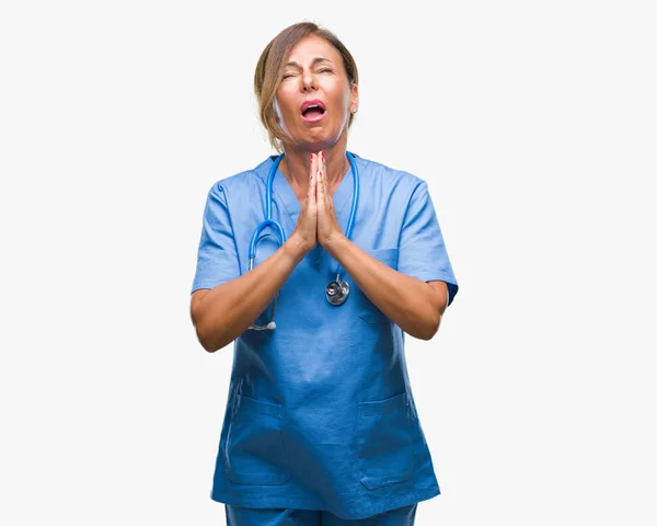 Středním Věku Starší Sestra Lékař Žena Izolované Pozadí Prosit Modlit — Stock fotografie