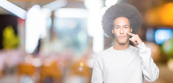 Νεαρός Αφρικανική Αμερικανική Άνθρωπος Άφρο Μαλλιά Που Φοράει Μπλούζα Σπορ — Φωτογραφία Αρχείου
