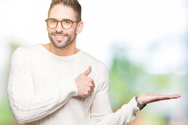 Joven Hombre Guapo Con Gafas Sobre Fondo Aislado Mostrando Palma — Foto de Stock