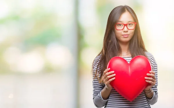 Joven Asiático Mujer Amor Celebración Leer Corazón Sobre Aislado Fondo — Foto de Stock