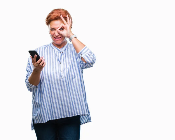 Atrractive Senior Kaukasiska Rödhårig Kvinna Textning Med Hjälp Smartphone Över — Stockfoto