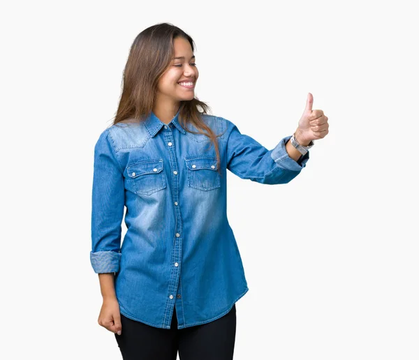 Giovane Bella Donna Bruna Che Indossa Camicia Jeans Blu Sfondo — Foto Stock