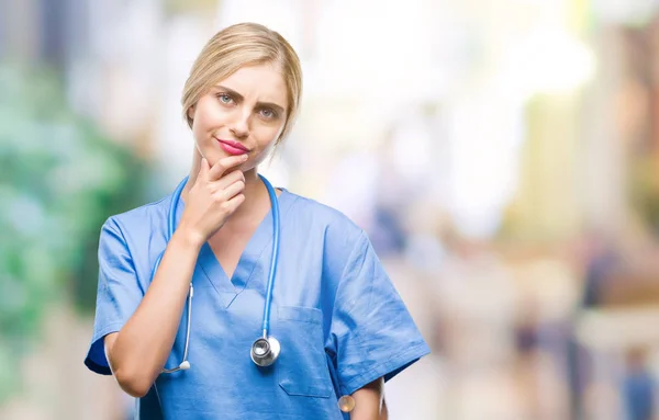 Młoda Piękna Blondynka Lekarz Chirurg Pielęgniarka Kobieta Białym Tle Patrząc — Zdjęcie stockowe
