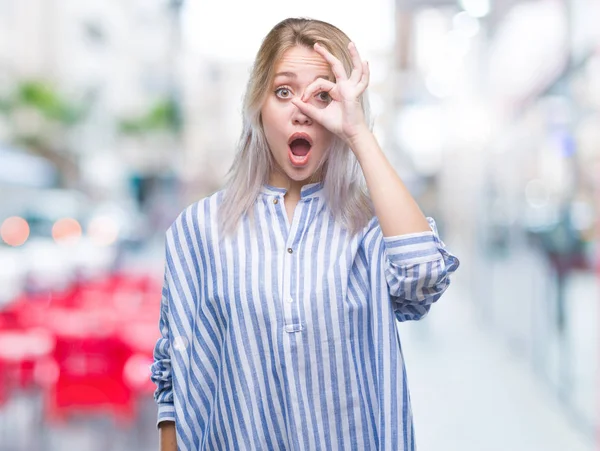 Junge Blonde Frau Mit Isoliertem Hintergrund Tut Geste Schockiert Mit — Stockfoto