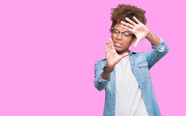 美丽的年轻非洲裔美国妇女戴眼镜在孤立的背景微笑做框架使用手手掌和手指 相机透视 — 图库照片