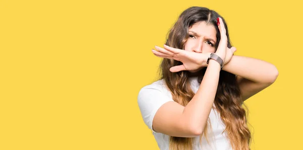 Jovem Mulher Bonita Vestindo Casual Shirt Branca Expressão Rejeição Cruzando — Fotografia de Stock