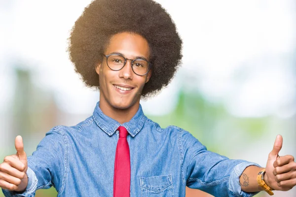 Молодой Африканский Бизнесмен Афроволосами Очках Красном Галстуке Одобряющий Позитивный Жест — стоковое фото