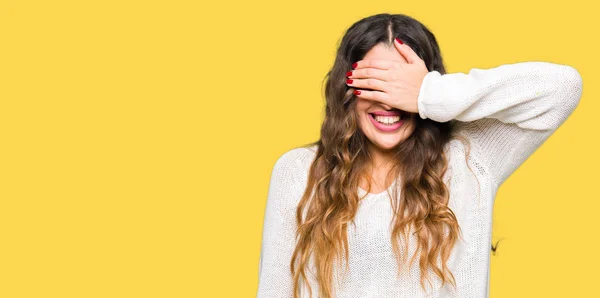 Mujer Hermosa Joven Vistiendo Suéter Blanco Sonriendo Riendo Con Mano — Foto de Stock