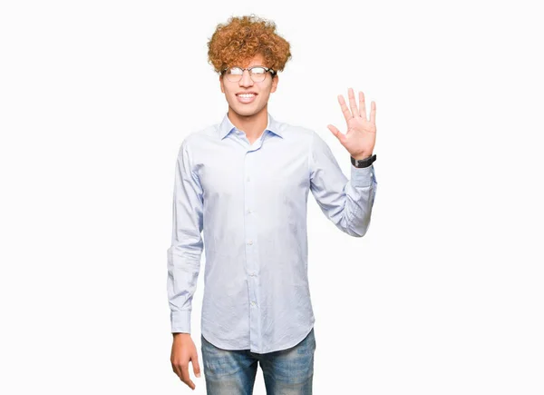 Joven Hombre Negocios Guapo Con Gafas Afro Mostrando Apuntando Hacia — Foto de Stock