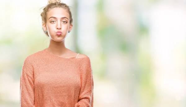 Güzel Sarışın Genç Kadın Komik Surat Ile Yanakları Şişirme Izole — Stok fotoğraf