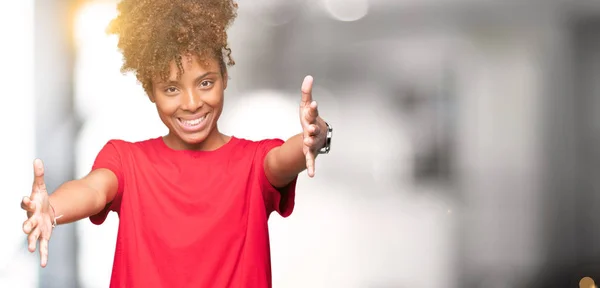 Hermosa Joven Afroamericana Sobre Fondo Aislado Mirando Cámara Sonriendo Con — Foto de Stock