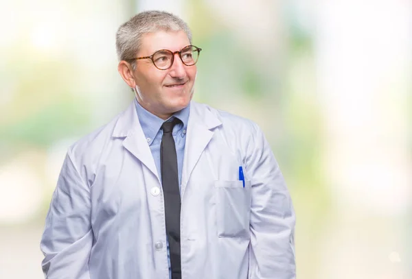 英俊的资深医生 科学家专业的人穿着白色外套在孤立的背景上看着一边面带微笑 自然表情 笑自信 — 图库照片