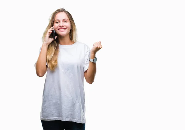 Joven Hermosa Mujer Rubia Llamando Usando Teléfono Inteligente Sobre Fondo —  Fotos de Stock