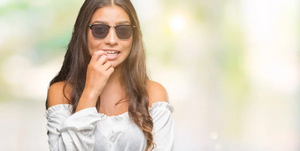 Junge Schöne Arabische Frau Mit Sonnenbrille Über Isoliertem Hintergrund Sieht — Stockfoto