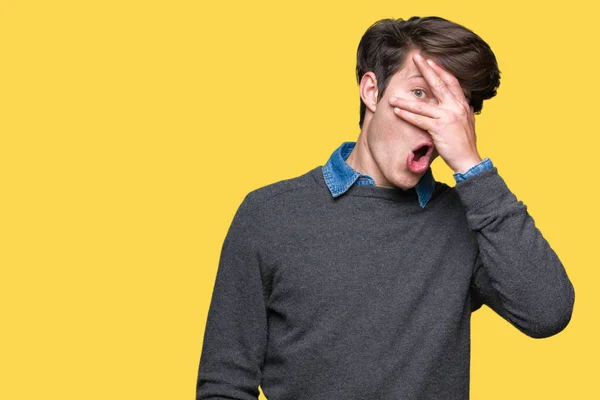 Jovem Bonito Homem Elegante Sobre Fundo Isolado Espreitando Choque Cobrindo — Fotografia de Stock