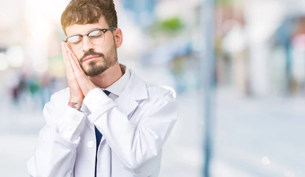 Junger Wissenschaftler Mann Mit Weißem Mantel Über Isoliertem Hintergrund Schläft — Stockfoto