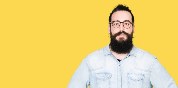 Jonge Hipster Man Met Lange Haren Baard Dragen Van Een — Stockfoto