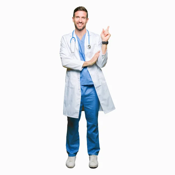 Pohledný Doktor Muž Uniformě Zdravotní Izolované Pozadí Velkým Úsměvem Tváři — Stock fotografie