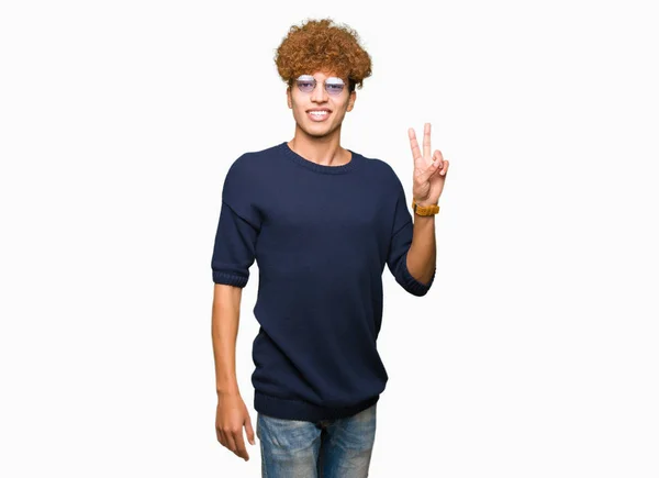 Jeune Homme Beau Avec Afro Portant Des Lunettes Souriant Avec — Photo