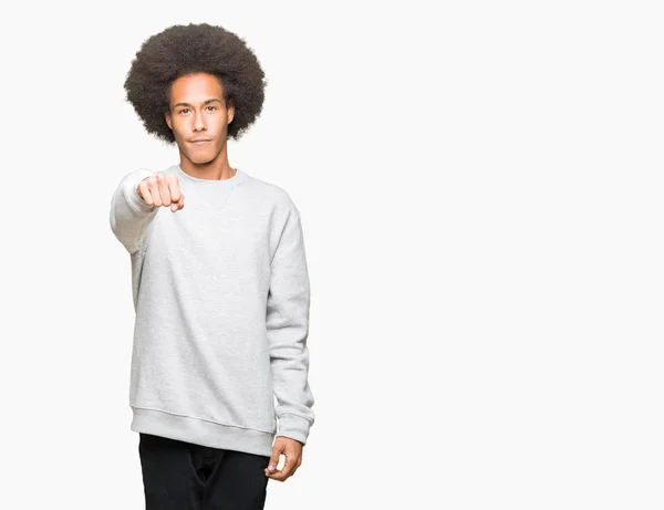 Unga Afroamerikanska Man Med Afro Hår Bär Sportig Sweatshirt Stansning — Stockfoto