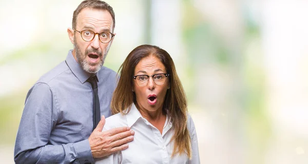 Pareja Hispana Mediana Edad Enamorada Usando Gafas Sobre Fondo Aislado — Foto de Stock