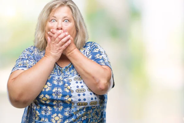 Senior Size Kaukasierin Über Isolierten Hintergrund Schockiert Mund Mit Den — Stockfoto