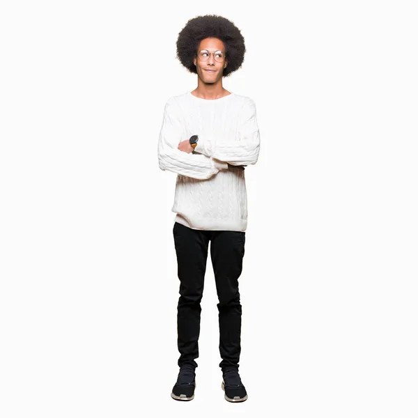 Unga Afroamerikanska Man Med Afro Hår Glasögon Leende Seende Sidan — Stockfoto