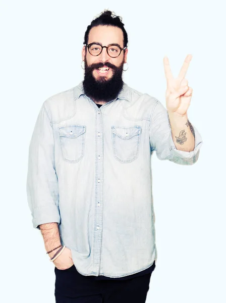 Молодий Хіпстер Довгим Волоссям Бородою Носить Окуляри Показуючи Вказуючи Пальцями — стокове фото