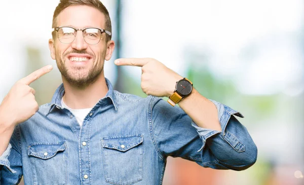 Pohledný Muž Nosí Brýle Úsměvem Sebevědomá Ukazující Ukazující Prsty Zuby — Stock fotografie