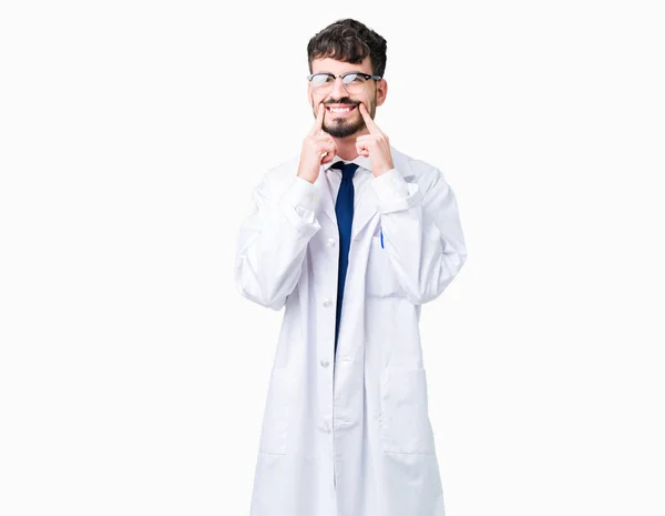 Giovane Scienziato Professionista Uomo Indossa Cappotto Bianco Sfondo Isolato Sorridente — Foto Stock