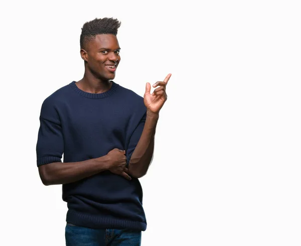 年轻的非洲裔美国人在孤立的背景下 脸上的笑容 指着手和手指 侧面看着相机 — 图库照片