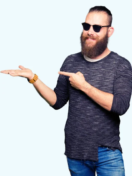 Joven Hombre Hipster Con Gafas Sol Asombrado Sonriendo Cámara Mientras — Foto de Stock