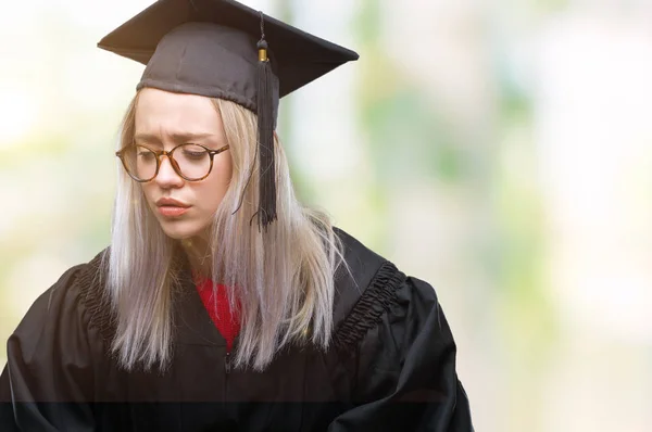 若いブロンドの女性の上の大学院の制服を着ては胃に手でバック グラウンドを分離した吐き気 気分が悪く痛みを伴う病気 痛みの概念 — ストック写真