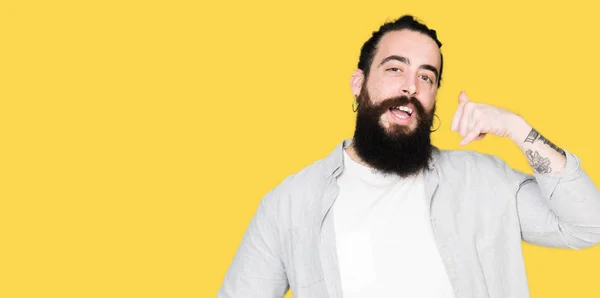 Jovem Com Cabelos Longos Barba Brincos Sorrindo Fazendo Gesto Telefone — Fotografia de Stock